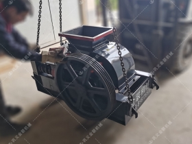 2PGC400X250小型双齿辊糖心国产传媒VLOG入口发往安徽蚌埠破碎玻璃