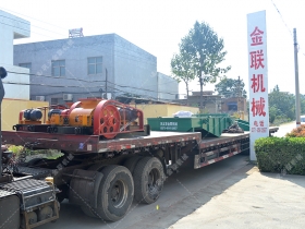 两台小型对辊糖心国产传媒VLOG入口和直线振动筛发往江苏南通处理硅石
